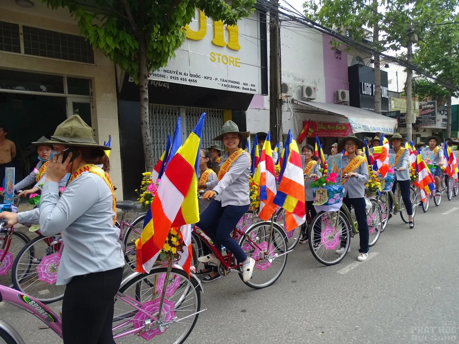 Đồng Nai: Tưng bừng diễu hành xe hoa mừng Phật đản PL: 2560 15 Đồng Nai: Tưng bừng diễu hành xe hoa mừng Phật đản PL: 2560 image-1731747008480