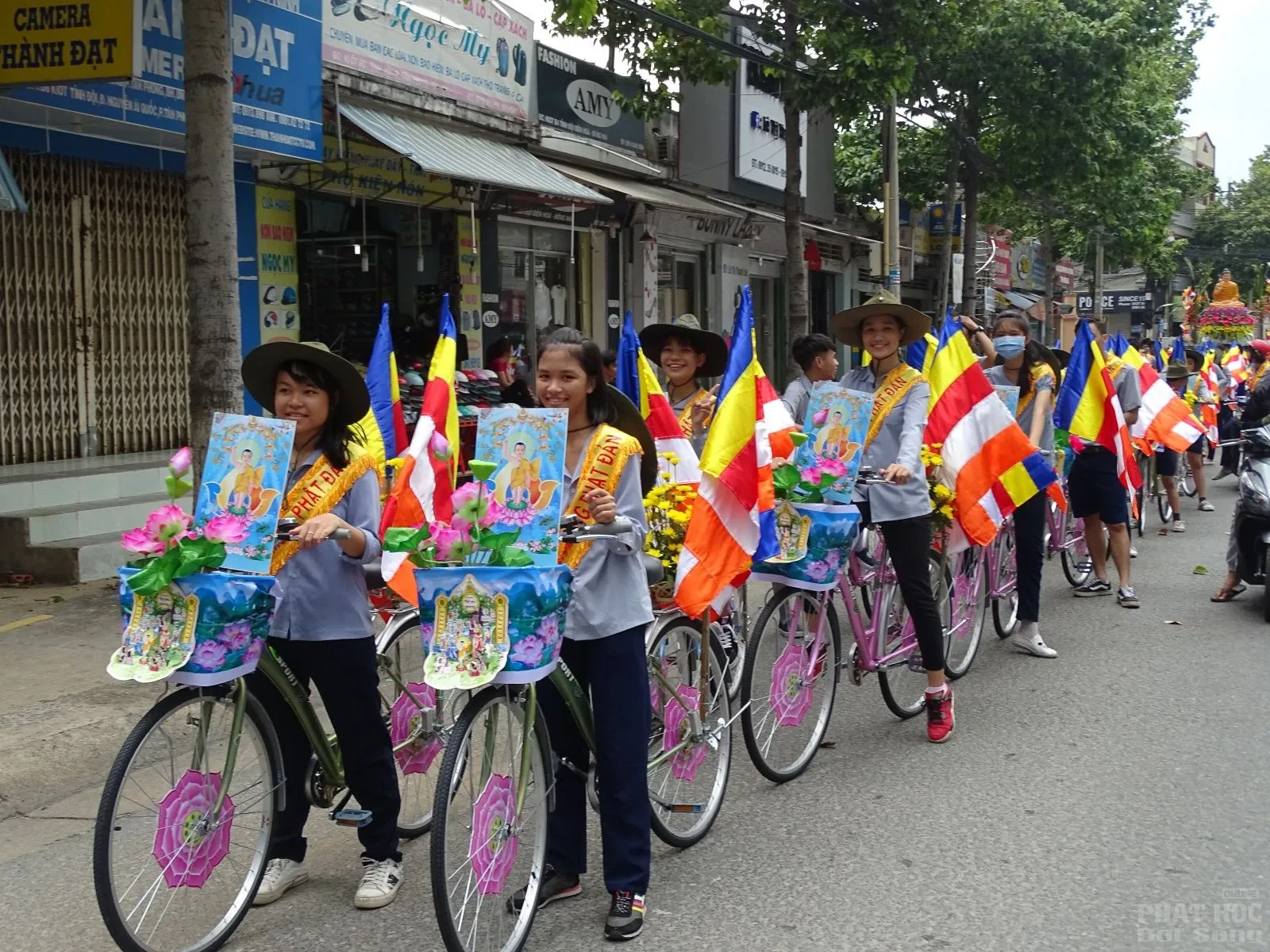 Đồng Nai: Tưng bừng diễu hành xe hoa mừng Phật đản PL: 2560 16 Đồng Nai: Tưng bừng diễu hành xe hoa mừng Phật đản PL: 2560 image-1731747010551