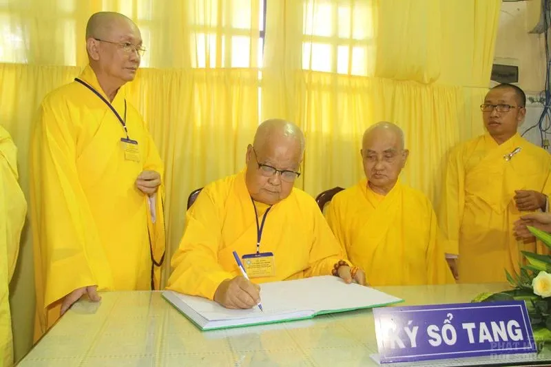 viếng tang HT. Thích Chơn Thành Đồng Tháp: Các phái đoàn viếng tang HT. Thích Chơn Thành image-1731941207823