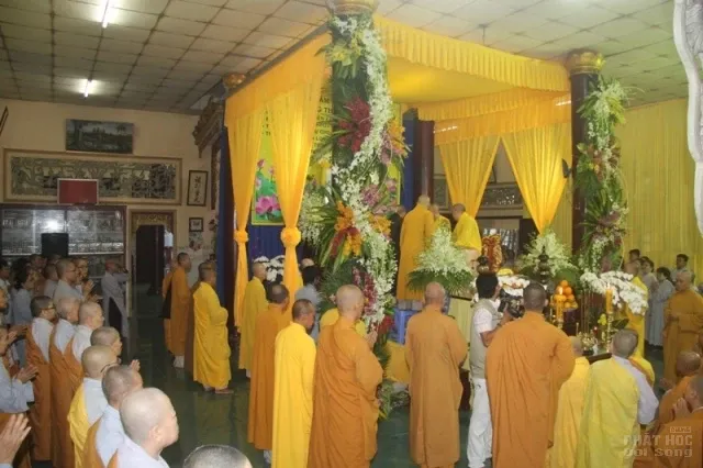 Đồng Tháp: Lễ nhập kim quan cố HT Thích Chơn Thành 29 Đồng Tháp: Lễ nhập kim quan cố HT Thích Chơn Thành image-1732289468330