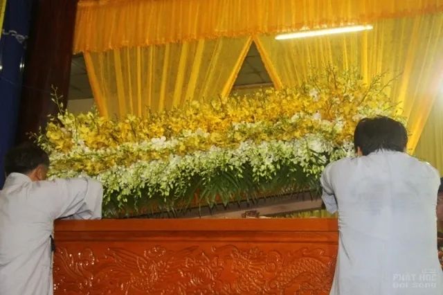 Đồng Tháp: Lễ nhập kim quan cố HT Thích Chơn Thành 30 Đồng Tháp: Lễ nhập kim quan cố HT Thích Chơn Thành image-1732289469383
