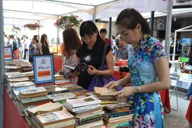Đường sách TP.Hồ Chí Minh thu hút người đọc image-1731725894971