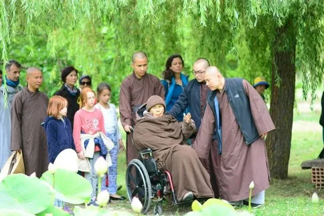 Gần 1.000 tu sinh đi thiền hành cùng thầy Nhất Hạnh image-1731749039708