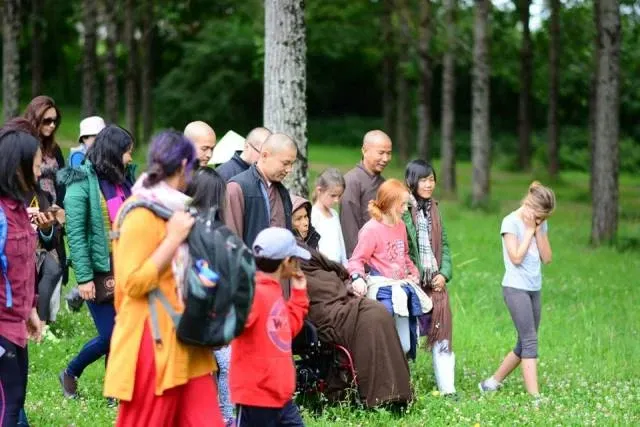 Gần 1.000 tu sinh đi thiền hành cùng thầy Nhất Hạnh image-1731749040773