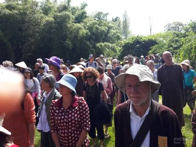 Gần 1.000 tu sinh đi thiền hành cùng thầy Nhất Hạnh image-1731749041761