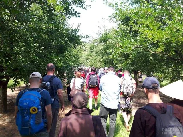 Gần 1.000 tu sinh đi thiền hành cùng thầy Nhất Hạnh image-1731749042314