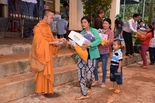 GĐ Hoa Hướng Dương, CLB Thiện Duyên làm từ thiện tại Cao Nguyên 3 GĐ Hoa Hướng Dương, CLB Thiện Duyên làm từ thiện tại Cao Nguyên image-1731921739297