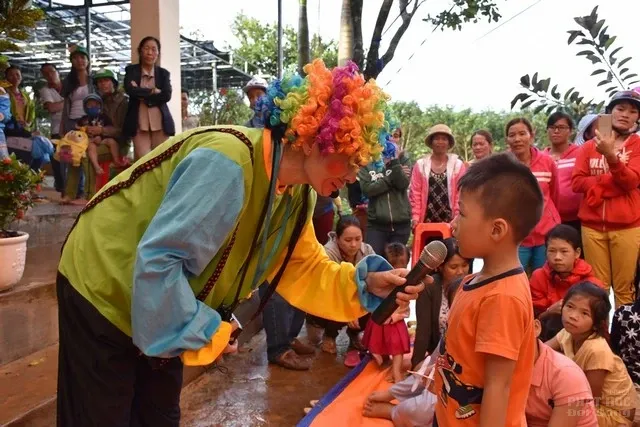 GĐ Hoa Hướng Dương, CLB Thiện Duyên làm từ thiện tại Cao Nguyên 4 GĐ Hoa Hướng Dương, CLB Thiện Duyên làm từ thiện tại Cao Nguyên image-1731921740139