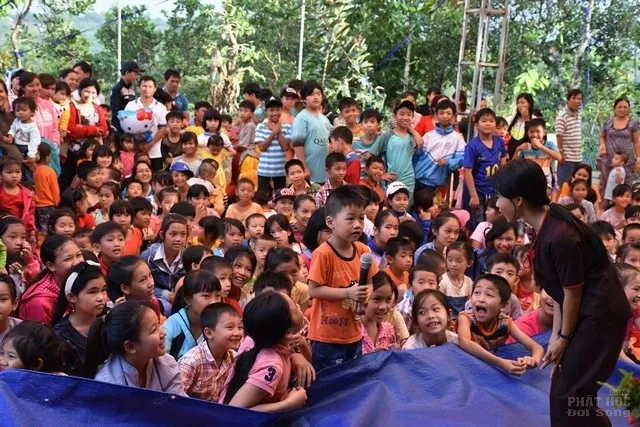 GĐ Hoa Hướng Dương, CLB Thiện Duyên làm từ thiện tại Cao Nguyên 5 GĐ Hoa Hướng Dương, CLB Thiện Duyên làm từ thiện tại Cao Nguyên image-1731921740942