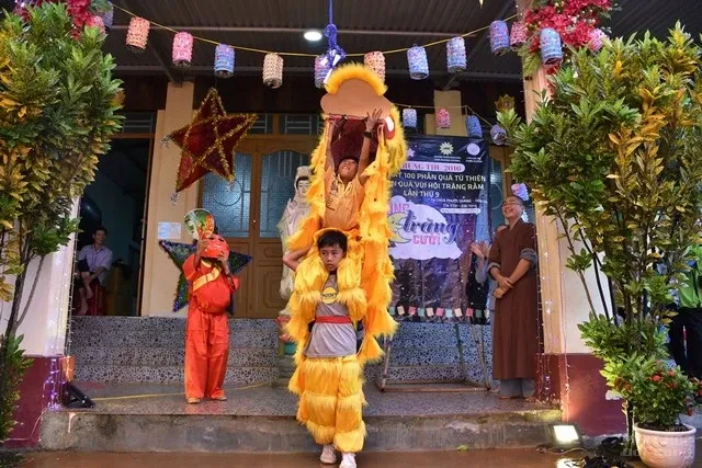 GĐ Hoa Hướng Dương, CLB Thiện Duyên làm từ thiện tại Cao Nguyên 7 GĐ Hoa Hướng Dương, CLB Thiện Duyên làm từ thiện tại Cao Nguyên image-1731921742381