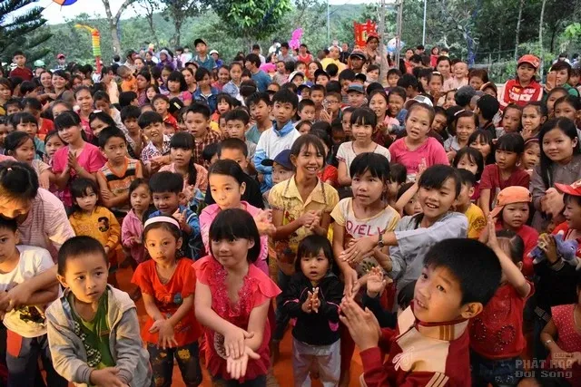 GĐ Hoa Hướng Dương, CLB Thiện Duyên làm từ thiện tại Cao Nguyên 8 GĐ Hoa Hướng Dương, CLB Thiện Duyên làm từ thiện tại Cao Nguyên image-1731921743109