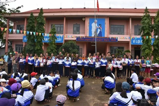 GĐ Hoa Hướng Dương, CLB Thiện Duyên làm từ thiện tại Cao Nguyên 11 GĐ Hoa Hướng Dương, CLB Thiện Duyên làm từ thiện tại Cao Nguyên image-1731921745384