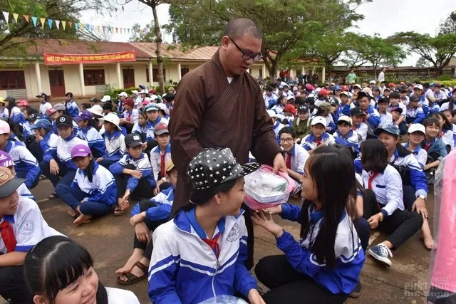GĐ Hoa Hướng Dương, CLB Thiện Duyên làm từ thiện tại Cao Nguyên 12 GĐ Hoa Hướng Dương, CLB Thiện Duyên làm từ thiện tại Cao Nguyên image-1731921746092