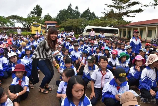 GĐ Hoa Hướng Dương, CLB Thiện Duyên làm từ thiện tại Cao Nguyên 13 GĐ Hoa Hướng Dương, CLB Thiện Duyên làm từ thiện tại Cao Nguyên image-1731921746804