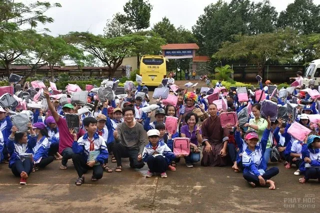GĐ Hoa Hướng Dương, CLB Thiện Duyên làm từ thiện tại Cao Nguyên 14 GĐ Hoa Hướng Dương, CLB Thiện Duyên làm từ thiện tại Cao Nguyên image-1731921747525