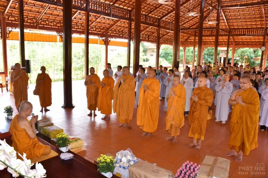 Giáo Đoàn 6: Cúng dường trường hạ tại Vĩnh Long và thành phố Hồ Chí Minh image-1732287923998