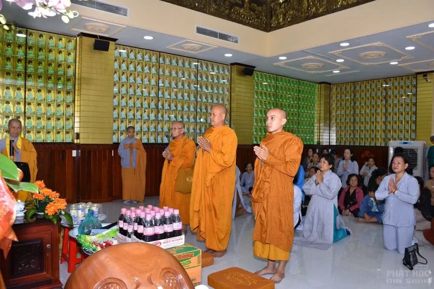 Giáo Đoàn 6: Cúng dường trường hạ tại Vĩnh Long và thành phố Hồ Chí Minh image-1732287933354