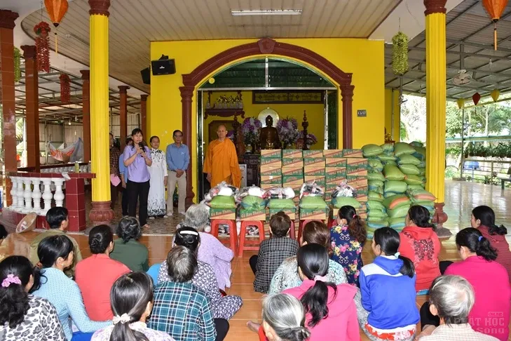 Giáo đoàn VI tặng hơn 1000 phần quà tết cho hộ nghèo, thăm chúc xuân các miền tịnh xá trực thuộc Giáo đoàn VI 2 Giáo đoàn VI tặng hơn 1000 phần quà tết cho hộ nghèo, thăm chúc xuân các miền tịnh xá trực thuộc Giáo đoàn VI image-1731944221215