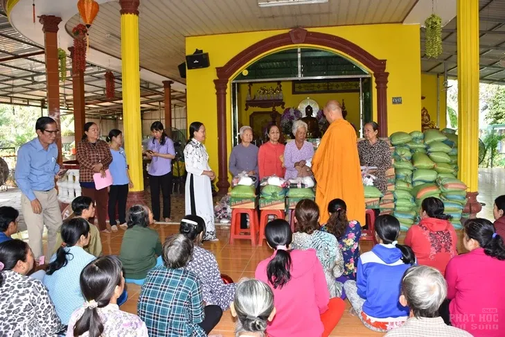 Giáo đoàn VI tặng hơn 1000 phần quà tết cho hộ nghèo, thăm chúc xuân các miền tịnh xá trực thuộc Giáo đoàn VI 3 Giáo đoàn VI tặng hơn 1000 phần quà tết cho hộ nghèo, thăm chúc xuân các miền tịnh xá trực thuộc Giáo đoàn VI image-1731944222007