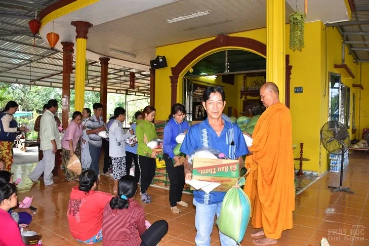 Giáo đoàn VI tặng hơn 1000 phần quà tết cho hộ nghèo, thăm chúc xuân các miền tịnh xá trực thuộc Giáo đoàn VI 5 Giáo đoàn VI tặng hơn 1000 phần quà tết cho hộ nghèo, thăm chúc xuân các miền tịnh xá trực thuộc Giáo đoàn VI image-1731944223779