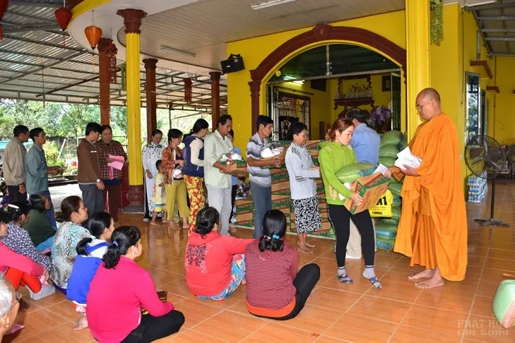 Giáo đoàn VI tặng hơn 1000 phần quà tết cho hộ nghèo, thăm chúc xuân các miền tịnh xá trực thuộc Giáo đoàn VI 6 Giáo đoàn VI tặng hơn 1000 phần quà tết cho hộ nghèo, thăm chúc xuân các miền tịnh xá trực thuộc Giáo đoàn VI image-1731944224568