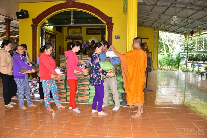 Giáo đoàn VI tặng hơn 1000 phần quà tết cho hộ nghèo, thăm chúc xuân các miền tịnh xá trực thuộc Giáo đoàn VI 7 Giáo đoàn VI tặng hơn 1000 phần quà tết cho hộ nghèo, thăm chúc xuân các miền tịnh xá trực thuộc Giáo đoàn VI image-1731944225519