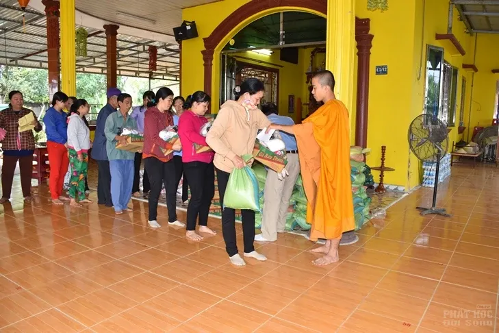 Giáo đoàn VI tặng hơn 1000 phần quà tết cho hộ nghèo, thăm chúc xuân các miền tịnh xá trực thuộc Giáo đoàn VI image-1731944226311