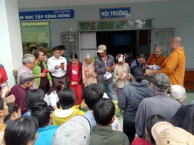 Giáo đoàn VI tặng hơn 1000 phần quà tết cho hộ nghèo, thăm chúc xuân các miền tịnh xá trực thuộc Giáo đoàn VI image-1731944227781