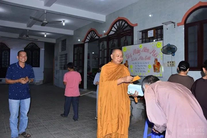 Giáo đoàn VI tặng hơn 1000 phần quà tết cho hộ nghèo, thăm chúc xuân các miền tịnh xá trực thuộc Giáo đoàn VI image-1731944238041