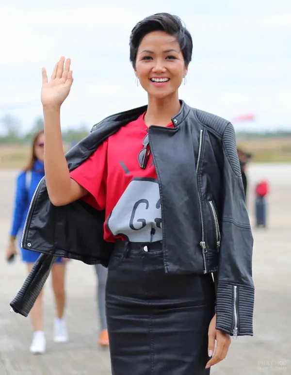 H'Hen Niê òa khóc khi được người dân Ê đê chào đón ở sân bay image-1731944550674