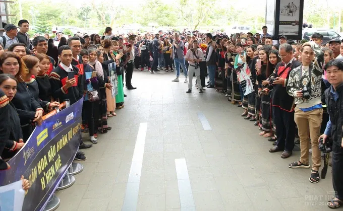 H'Hen Niê òa khóc khi được người dân Ê đê chào đón ở sân bay image-1731944552103