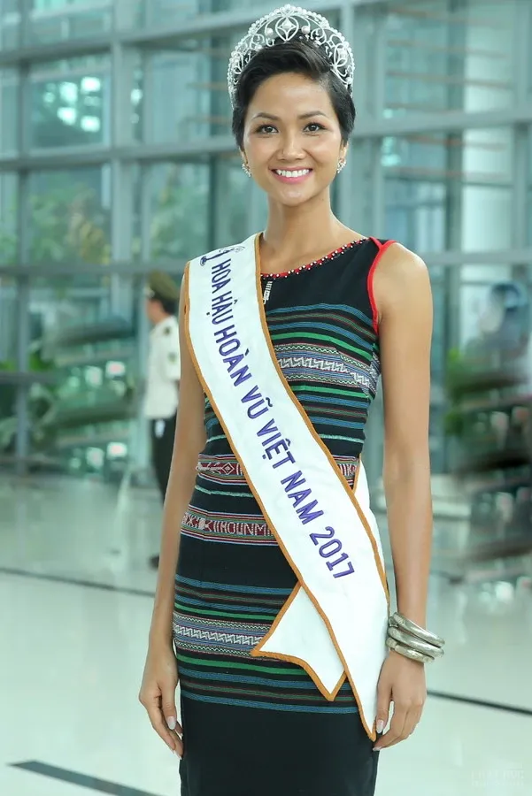 H'Hen Niê òa khóc khi được người dân Ê đê chào đón ở sân bay image-1731944552850