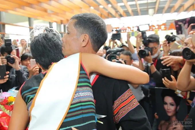 H'Hen Niê òa khóc khi được người dân Ê đê chào đón ở sân bay image-1731944553662