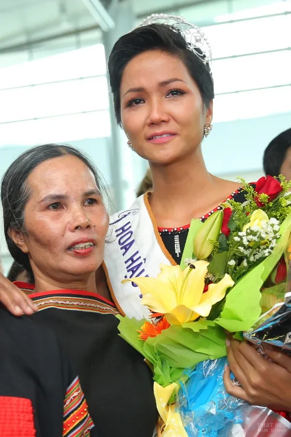 H'Hen Niê òa khóc khi được người dân Ê đê chào đón ở sân bay image-1731944554388