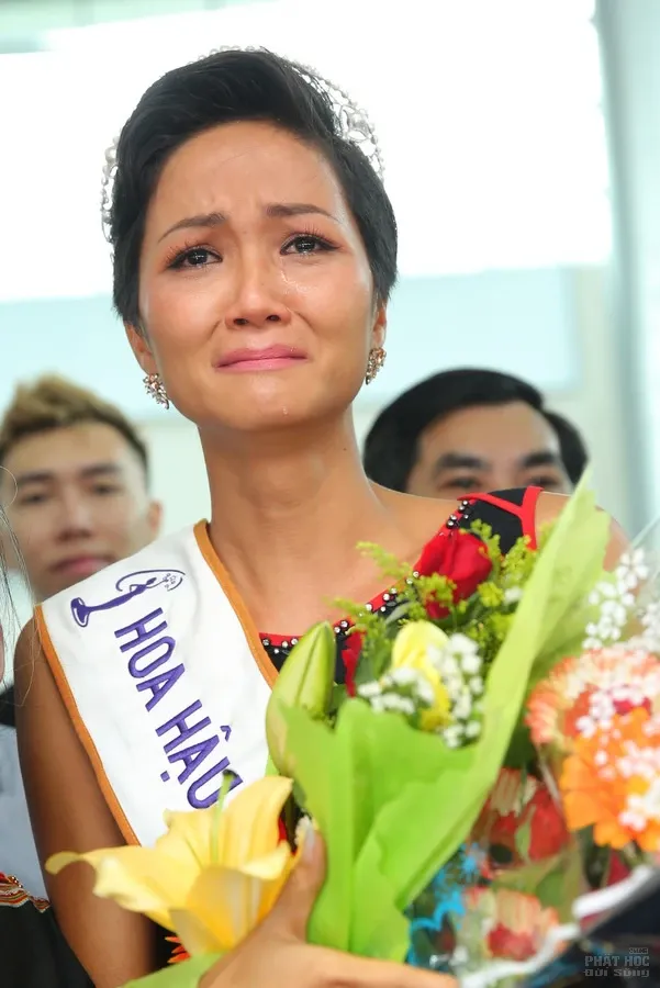 H'Hen Niê òa khóc khi được người dân Ê đê chào đón ở sân bay image-1731944555203