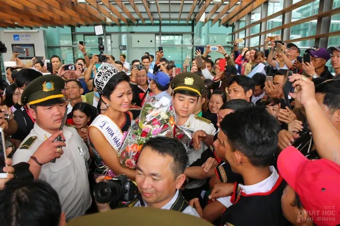 H'Hen Niê òa khóc khi được người dân Ê đê chào đón ở sân bay image-1731944555916