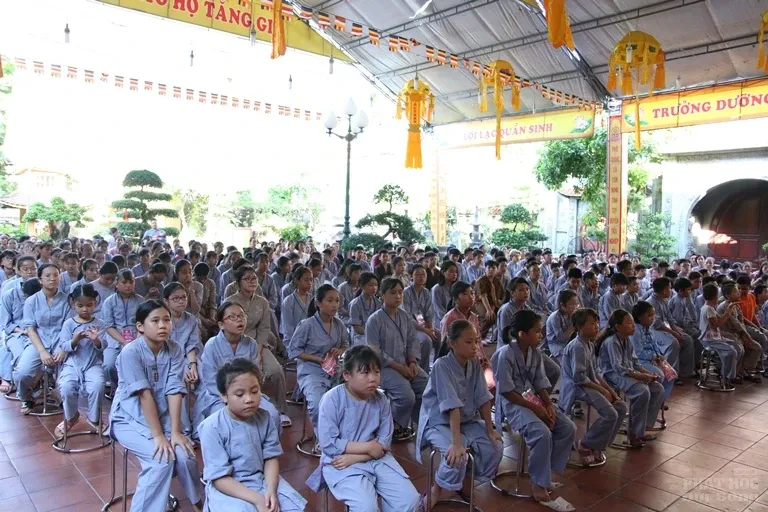 Hà Nội: Bế mạc khóa tu mùa hè 'Từ-Bi-Hỷ-Xả' lần thứ 2 Chùa Tăng Phúc 12 Hà Nội: Bế mạc khóa tu mùa hè 'Từ-Bi-Hỷ-Xả' lần thứ 2 Chùa Tăng Phúc image-1731946024136