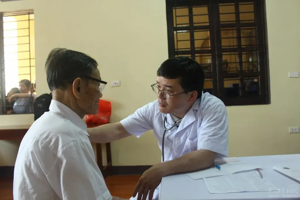 Hà Nội: Chùa Hòa Phúc khám bệnh, cấp thuốc miễn phí 12 Hà Nội: Chùa Hòa Phúc khám bệnh, cấp thuốc miễn phí image-1732290341327