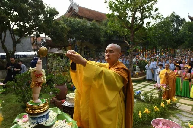 Hà Nội: Chùa Hòa Phúc mừng Đại lễ Phật Đản lần thứ 2642 10 Hà Nội: Chùa Hòa Phúc mừng Đại lễ Phật Đản lần thứ 2642 image-1732288139633