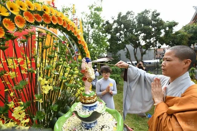 Hà Nội: Chùa Hòa Phúc mừng Đại lễ Phật Đản lần thứ 2642 11 Hà Nội: Chùa Hòa Phúc mừng Đại lễ Phật Đản lần thứ 2642 image-1732288140374