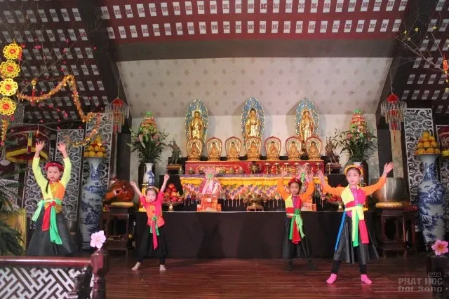 Hà Nội: Hơn 3000 người dự cầu an đầu năm tại Chùa Hòa Phúc image-1731932299377