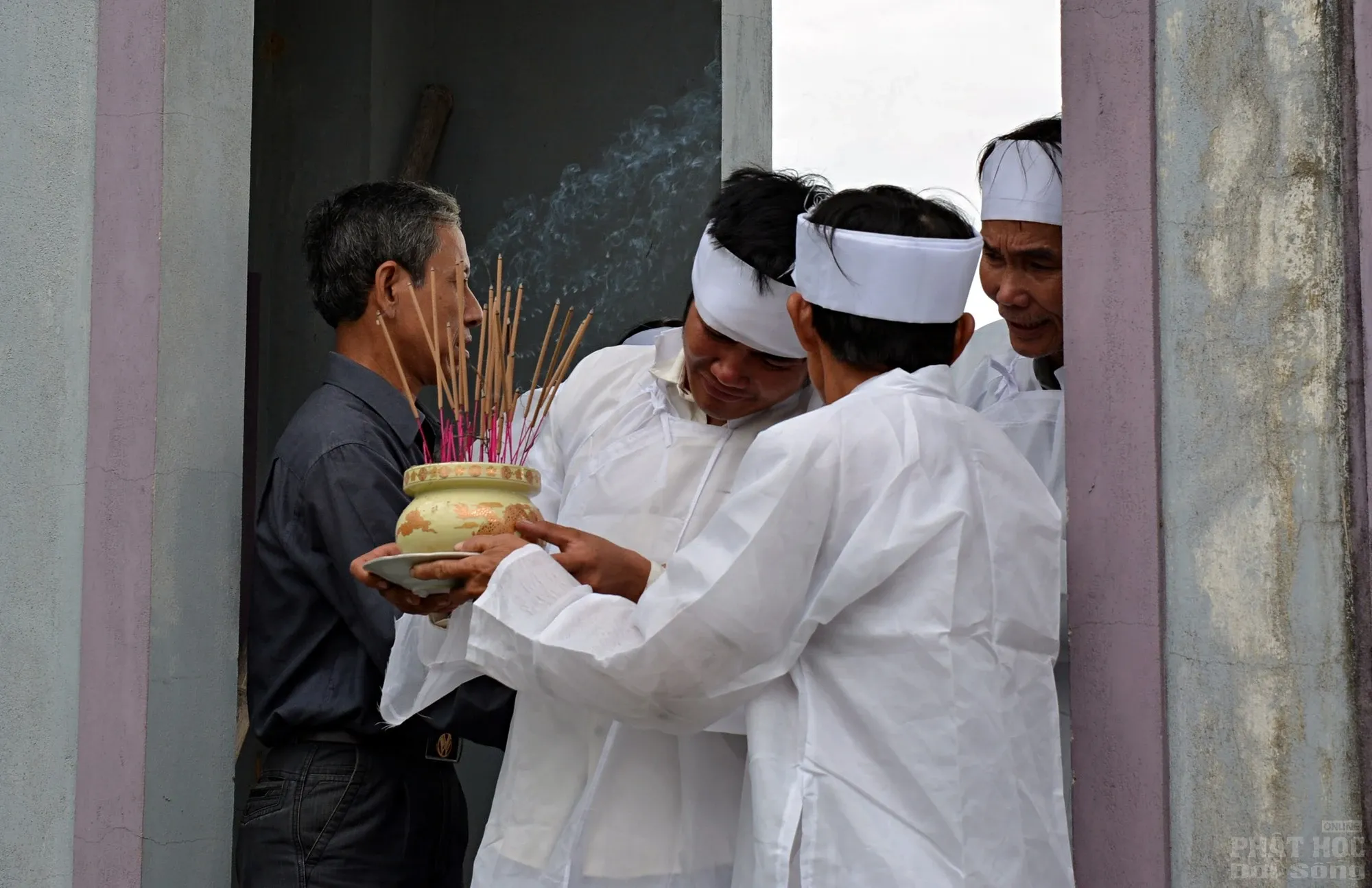 Hải Lăng trắng trời khăn tang tiễn 13 di ảnh ngày Yết Tổ image-1732292747527