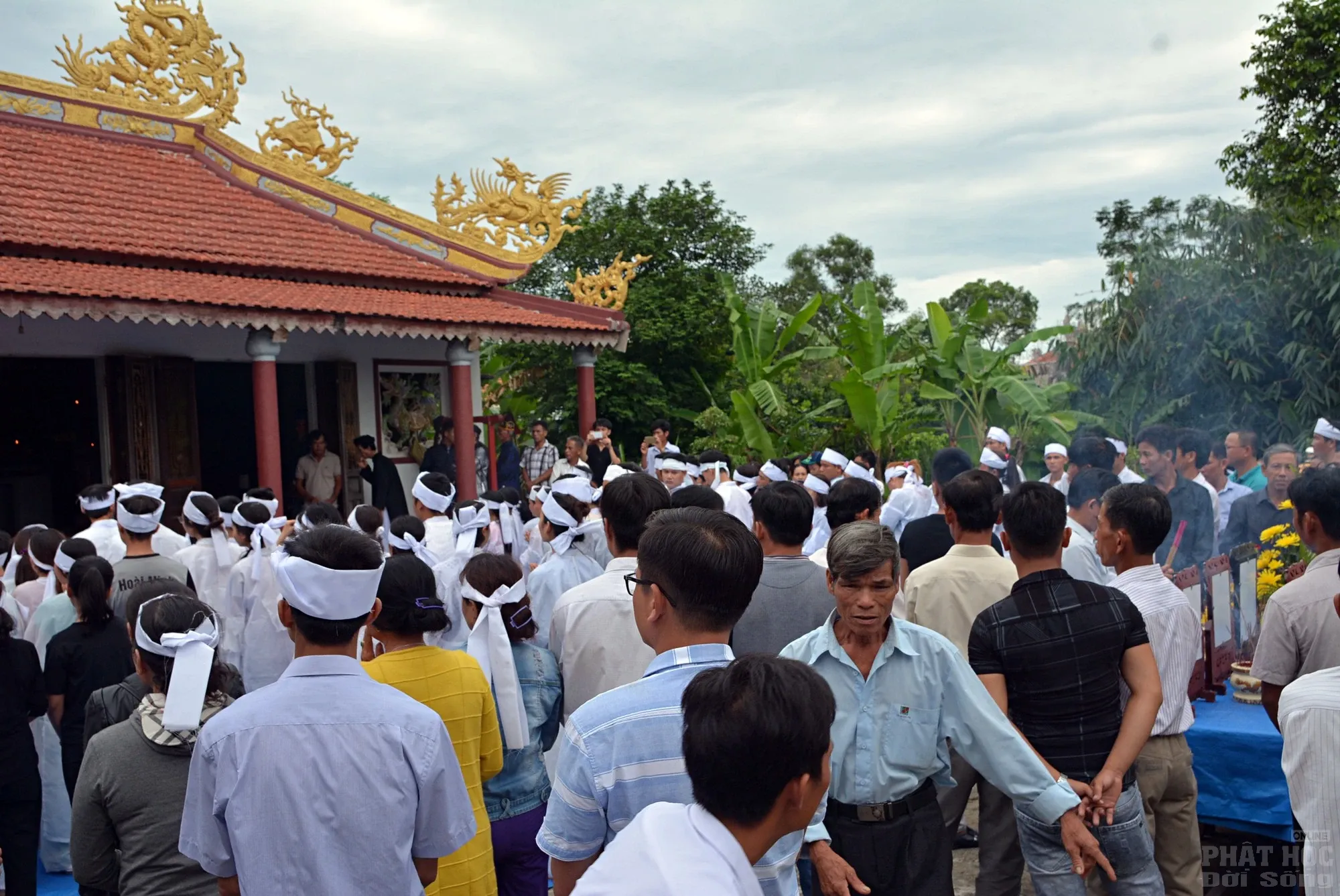 Hải Lăng trắng trời khăn tang tiễn 13 di ảnh ngày Yết Tổ image-1732292749957
