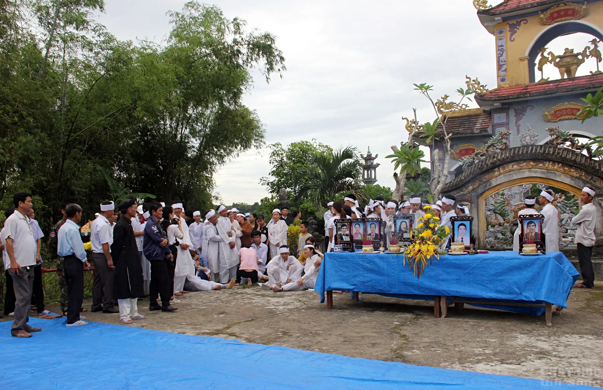 Hải Lăng trắng trời khăn tang tiễn 13 di ảnh ngày Yết Tổ image-1732292752504