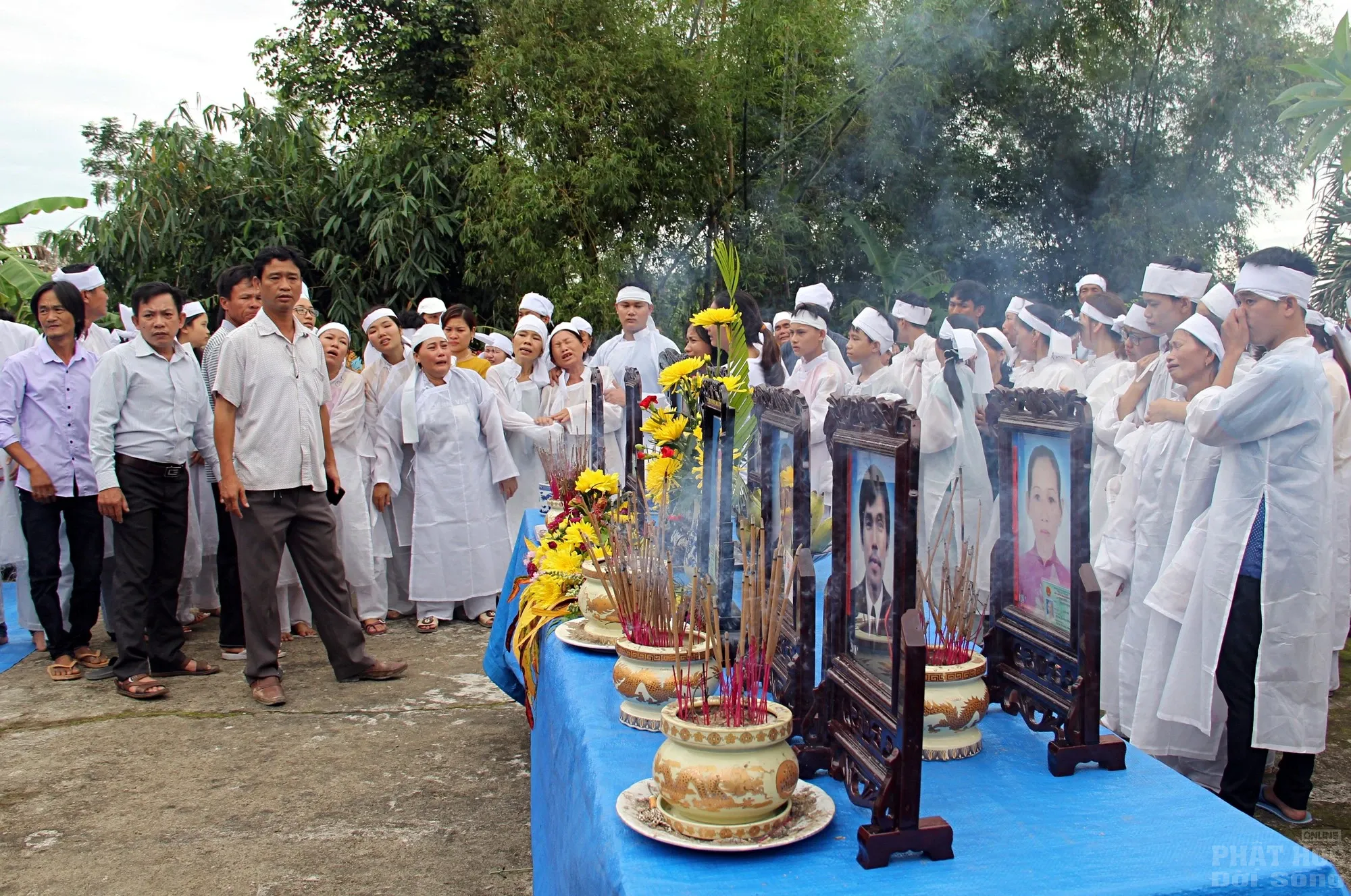 Hải Lăng trắng trời khăn tang tiễn 13 di ảnh ngày Yết Tổ image-1732292755320