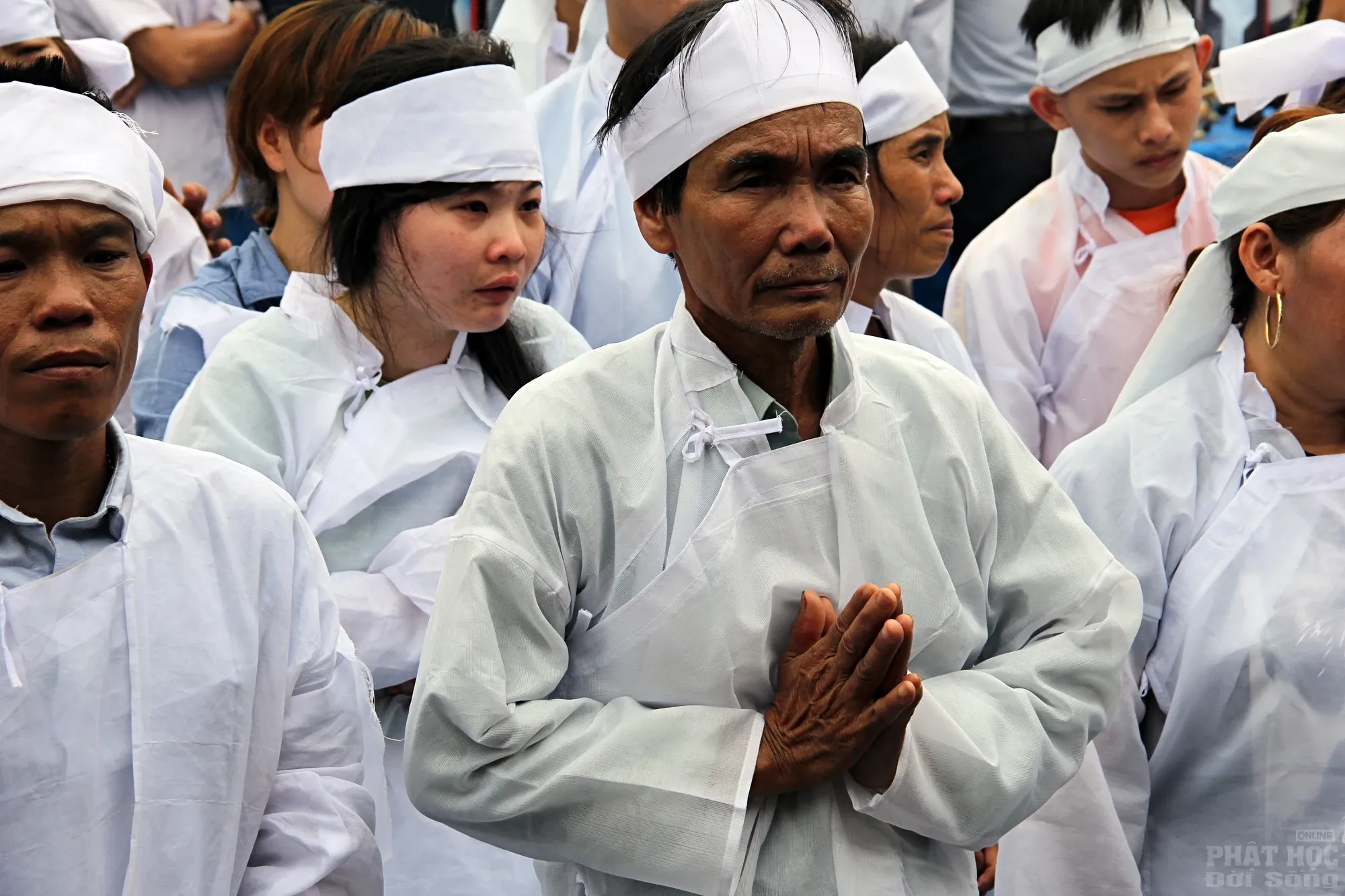Hải Lăng trắng trời khăn tang tiễn 13 di ảnh ngày Yết Tổ image-1732292760867