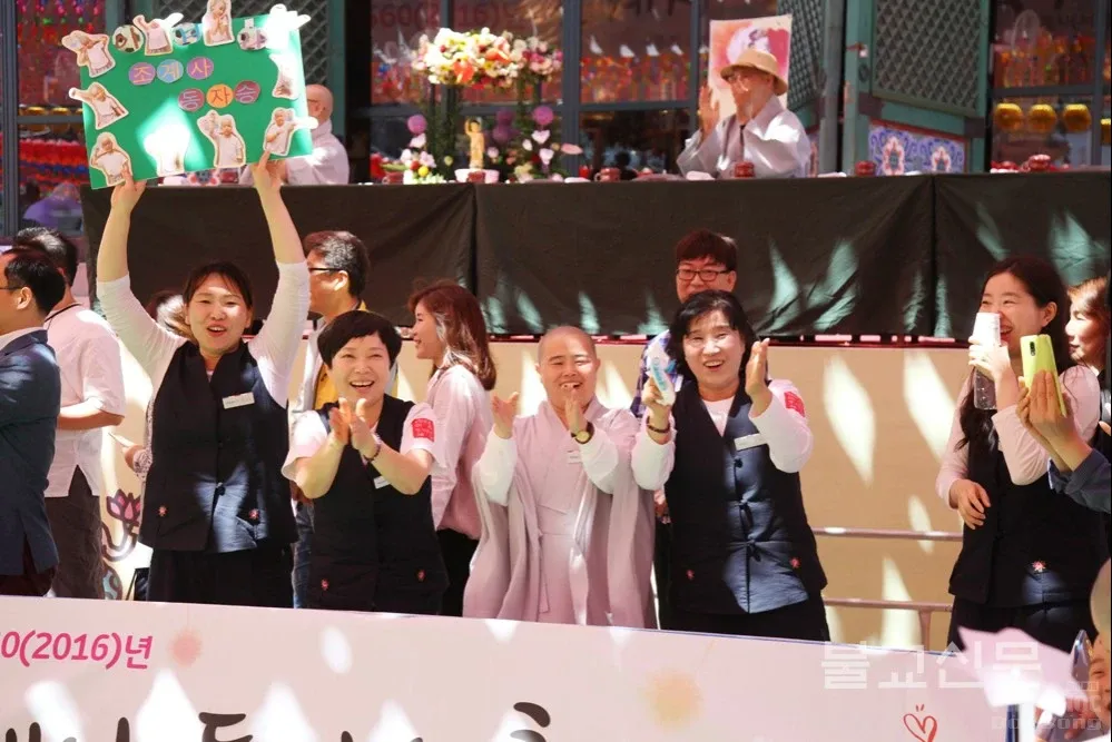 Hàn Quốc: Trận giao đấu bóng đá của các tiểu Hòa thượng mừng Phật đản image-1731746359660