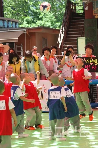 Hàn Quốc: Trận giao đấu bóng đá của các tiểu Hòa thượng mừng Phật đản image-1731746360555