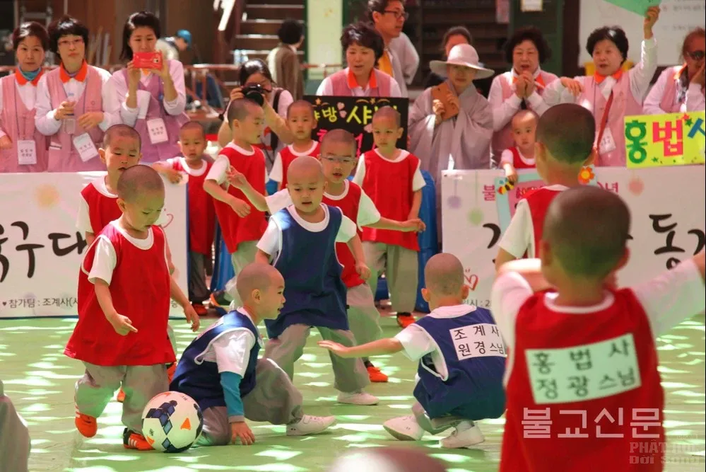 Hàn Quốc: Trận giao đấu bóng đá của các tiểu Hòa thượng mừng Phật đản image-1731746361192