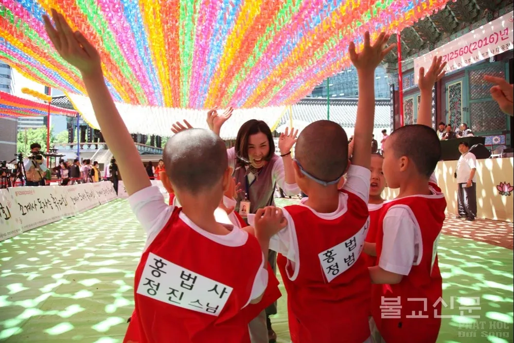 Hàn Quốc: Trận giao đấu bóng đá của các tiểu Hòa thượng mừng Phật đản image-1731746362831